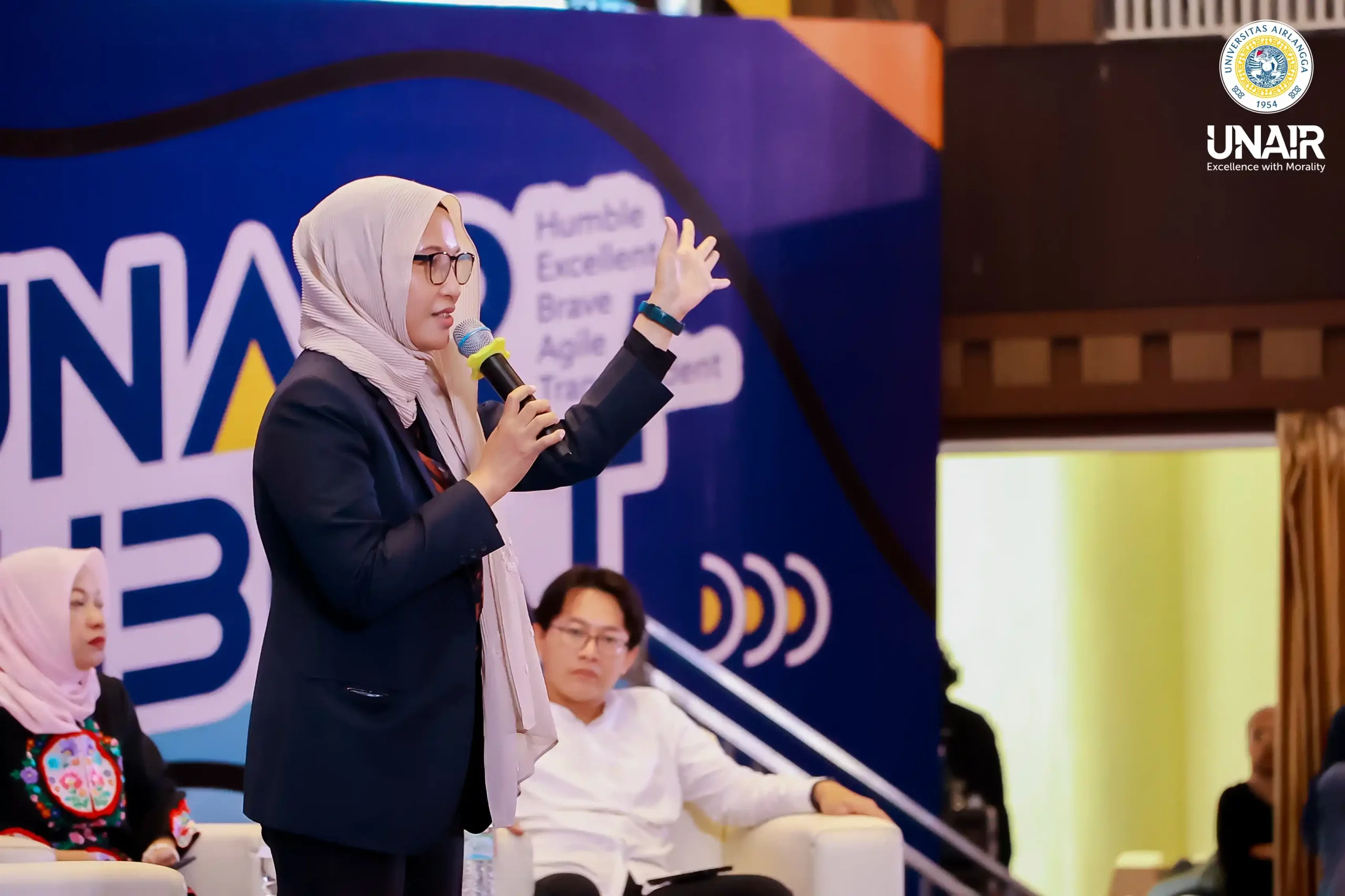 Ketua Pusat Komunikasi dan Informasi Publik (PKIP), Martha Kurnia Kusumawardani dr Sp KFR(K) saat menyampaikan materi keterbukaan informasi publik di hadapan mahasiswa baru (Foto: PKIP UNAIR)