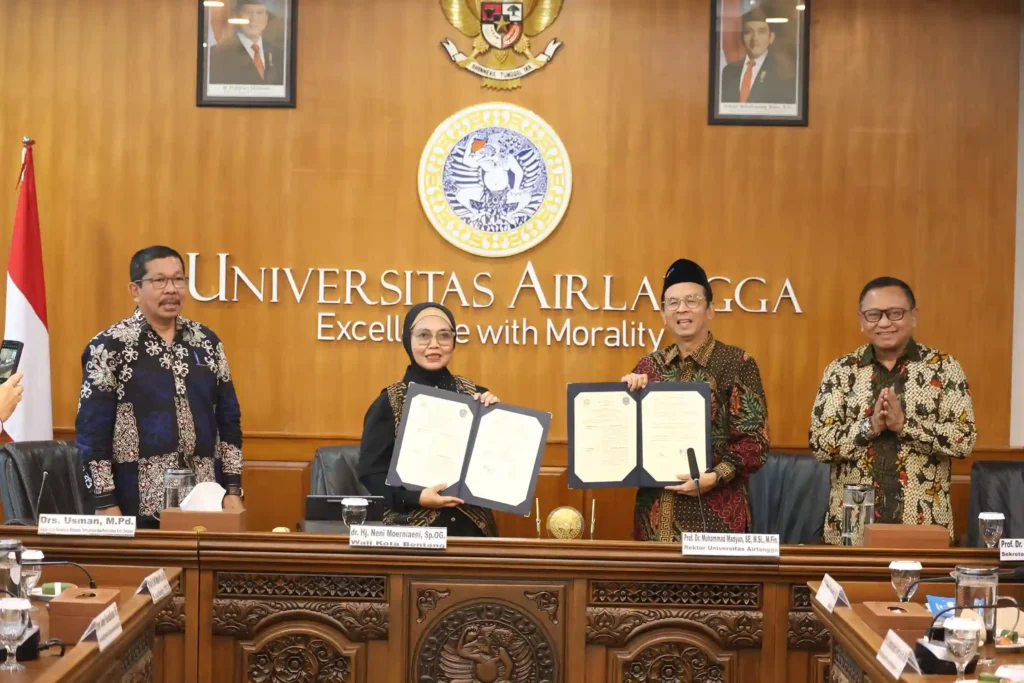 UNAIR Rector and Bontang Mayor after the signing of the Memorandum of Understanding at UNAIR (Photo: PKIP UNAIR)
