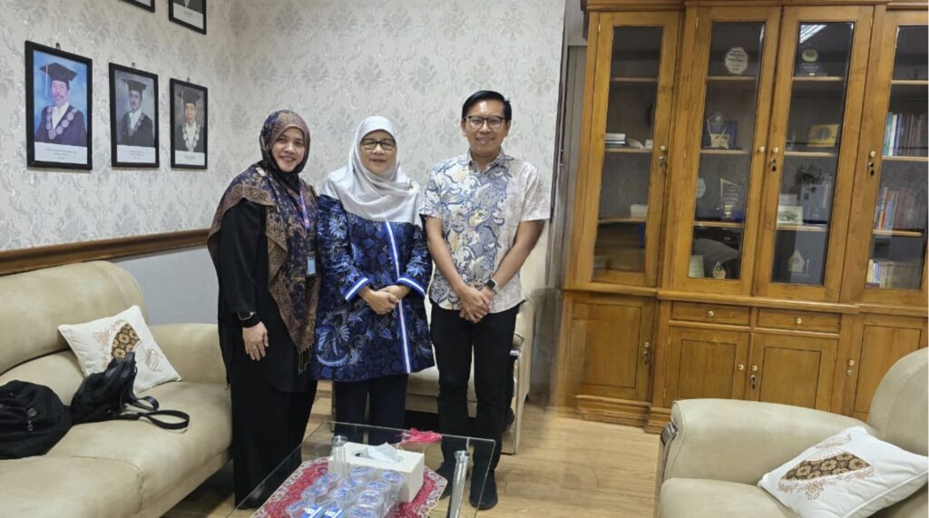 REACH Chair Prof. Ferry Efendi (right), former UNAIR Vice Rector for Research, Innovation, and Community Development Prof. Dr. Ni Nyoman Tri Puspaningsih, M.S. (center), and Dr. Khadizah binti Haji Abdul Mumin, Associate Professor at Universiti Brunei Darussalam (left). (Photo: By courtesy)