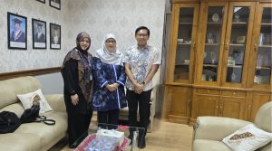 Ketua REACH UNAIR Prof Ferry Efendi (kanan), Wakil Rektor Bidang Riset, Inovasi, dan Community Development (RICD) Prof Dr Ni Nyoman Tri Puspaningsih MS (tengah), dan Dr. Khadizah binti Haji Abdul Mumin, Associate Professor dari Universiti Brunei Darussalam (kiri) (Foto: Dok. Pribadi)
