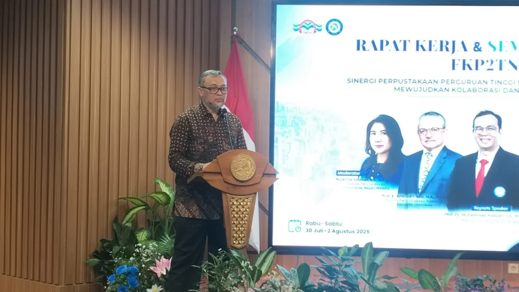 Prof Ir Mochammad Amin Alamsjah MSi PhD pada saat acara Rapat Kerja dan Seminar Nasional Forum Kerja Sama Perpustakaan Perguruan Tinggi Negeri (FKP2TN) pada Rabu (30/7/2025). (sumber: penulis)