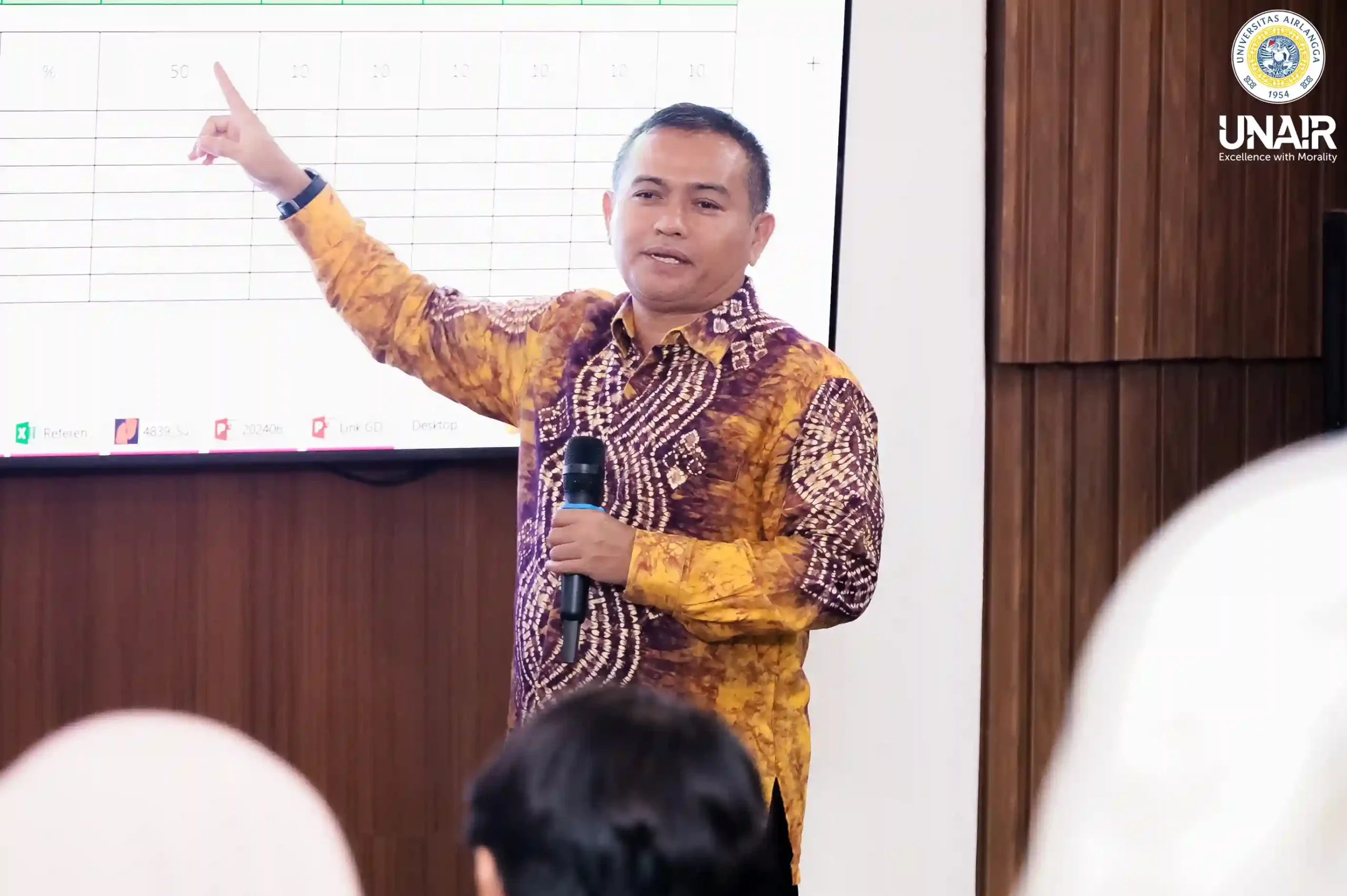 Rachman saat membahas Voluntary Local Review (Foto: PKIP UNAIR)