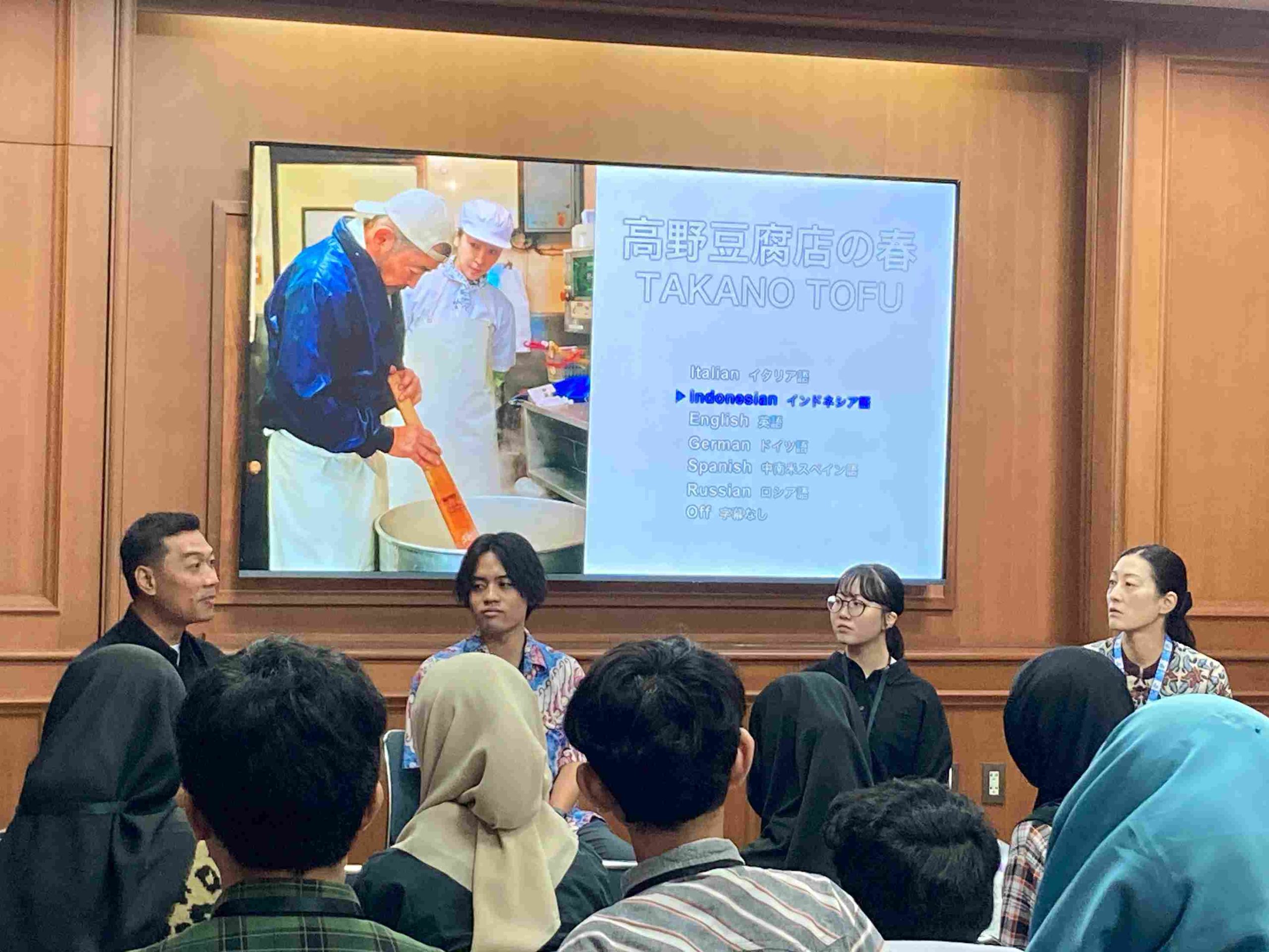 Diskusi dan bedah film Spring at Takano Tofu Shop oleh (dari kiri ke kanan) Muchamad Zinuri staf Bagian Pendidikan Konjen Jepang Surabaya bersama Nepa-san, Ura-san, dan Katsuhama Sensei native speaker Jepang Prodi Bahasa dan Sastra Jepang, FIB, UNAIR di Aula Konsulat Jenderal Jepang Surabaya (Rabu, 25/6/2025). Foto: Konsulat Jenderal Jepang Surabaya