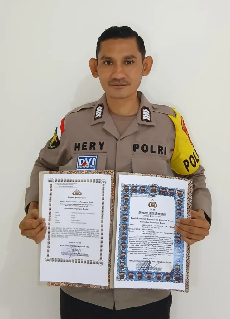 Heribertus Agustinus B. Tena receives recognition from the East Nusa Tenggara Police Chief (KAPOLDA NTT) and the East Manggarai Police Chief (KAPOLRES Manggarai Timur). (Photo: Personal Documentation)