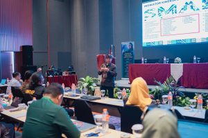 Chair of LIPJPHKI, Prof. Hery Purnobasuki, M.Si., Ph.D., delivers opening remarks during the IRS 2.1 session.