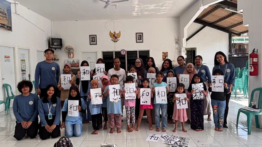 Documentation from the Japanese calligraphy (Shodou) workshop held on Sunday, July 13, 2025 (Photo: KKN BBK-6 Sonokwijenan)