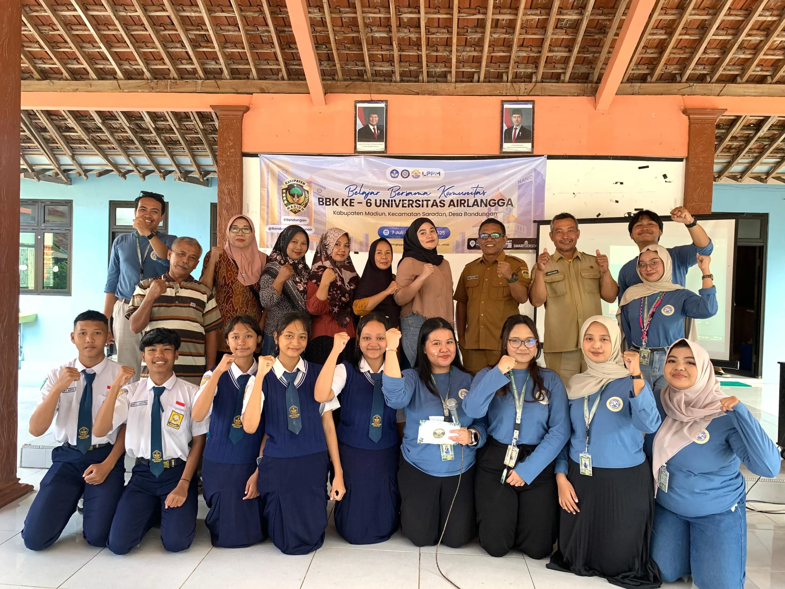 Mahasiswa KKN BBK 6 UNAIR Desa Bandungan berfoto bersama dengan para peserta pasca kegiatan pada Senin (14/7/2025) di Balai Desa Bandungan, Madiun. (Foto: Istimewa)