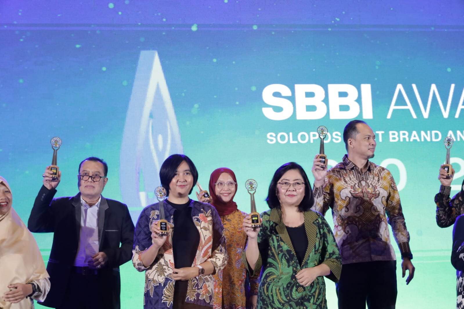 Award presentation (Photo: PKIP UNAIR)
