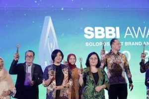 Award presentation (Photo: PKIP UNAIR)