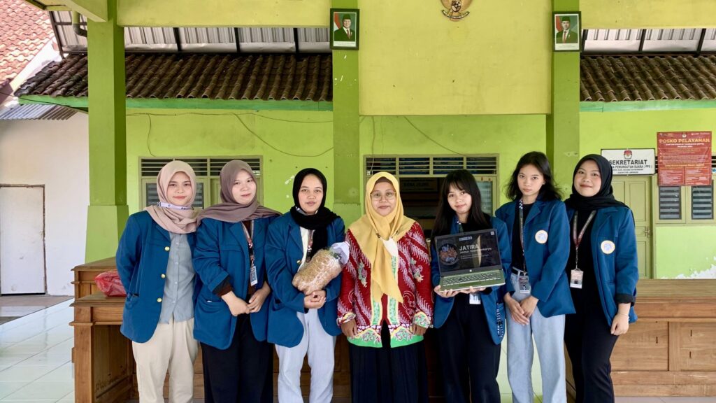 Mahasiswa Universitas Airlangga bersama perangkat Desa Jejel saat sosialisasi program JATIRA: Jamur Tiram Berkarya. (Foto : Tim BBK-6 Desa Jejel)