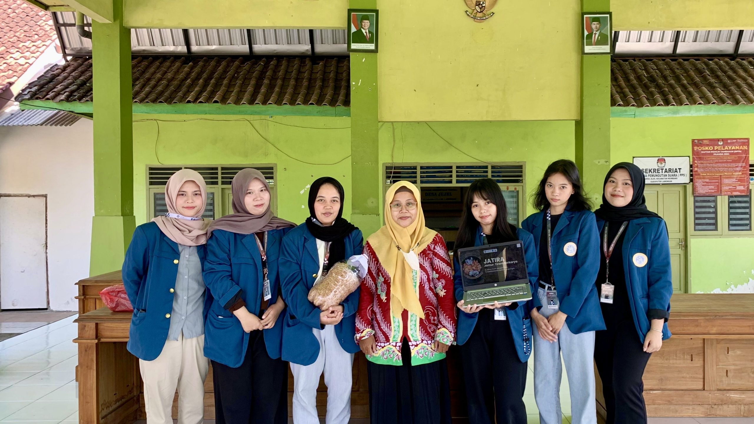 Mahasiswa Universitas Airlangga bersama perangkat Desa Jejel saat sosialisasi program JATIRA: Jamur Tiram Berkarya. (Foto : Tim BBK-6 Desa Jejel)