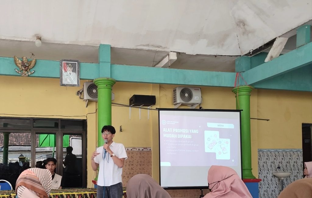 Program digitalisasi oleh SALMON FPK UNAIR (Foto: Tim SALMON FPK UNAIR).