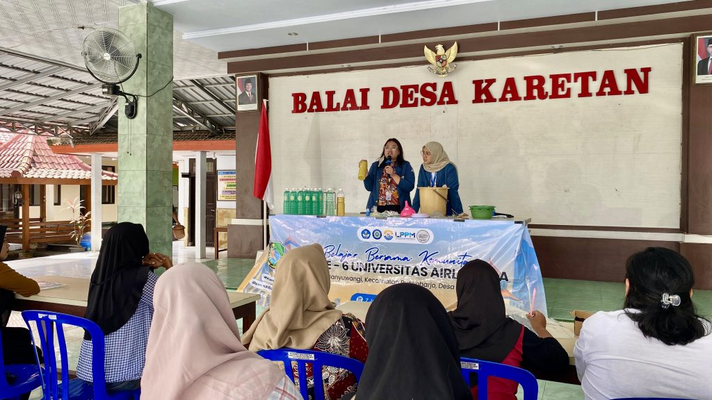 Sesi 2 Tim BBK-6 Desa Karetan memberikan pendampingan langsung kepada ibu-ibu Desa Karetan dalam praktik membuat Deterjen Kulit Jeruk. (Foto: Tim BBK-6 Desa Karetan)