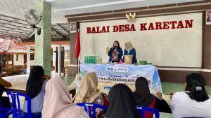 Sesi 2 Tim BBK-6 Desa Karetan memberikan pendampingan langsung kepada ibu-ibu Desa Karetan dalam praktik membuat Deterjen Kulit Jeruk. (Foto: Tim BBK-6 Desa Karetan)