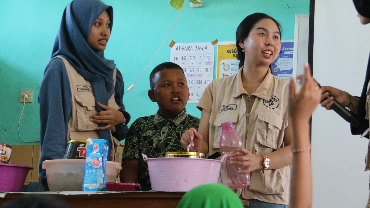 Proses pembuatan es krim buah naga di SD Penatarsewu, Sidoarjo. (Foto: Tim SALMON FPK UNAIR)
