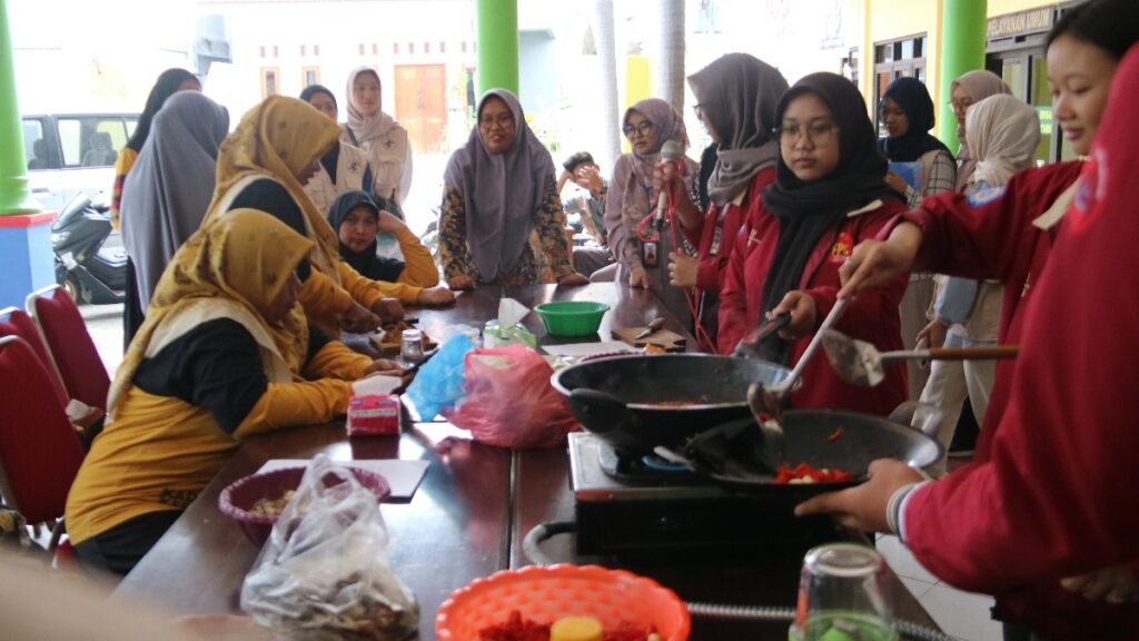 Smoked fish sambal production process. (Photo: SALMON FPK UNAIR Team)