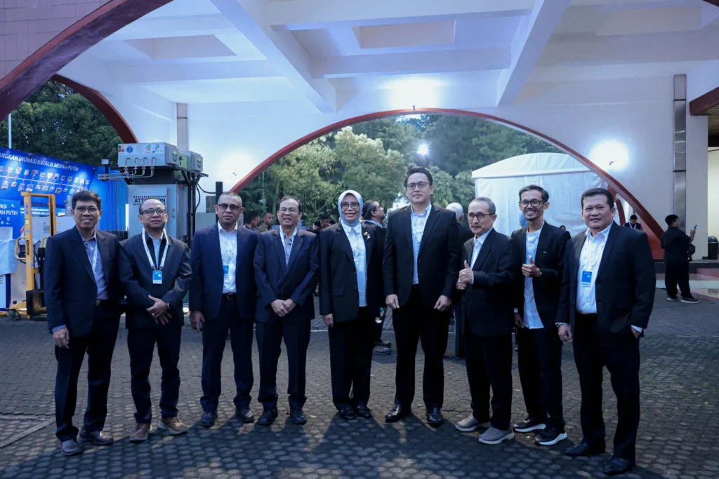 UNAIR Rector Prof. Dr. Muhammad Madyan, S.E., M.Si., M.Fin., (fourth from the left) with researchers at KSTI 2025. (Photo: PKIP UNAIR)