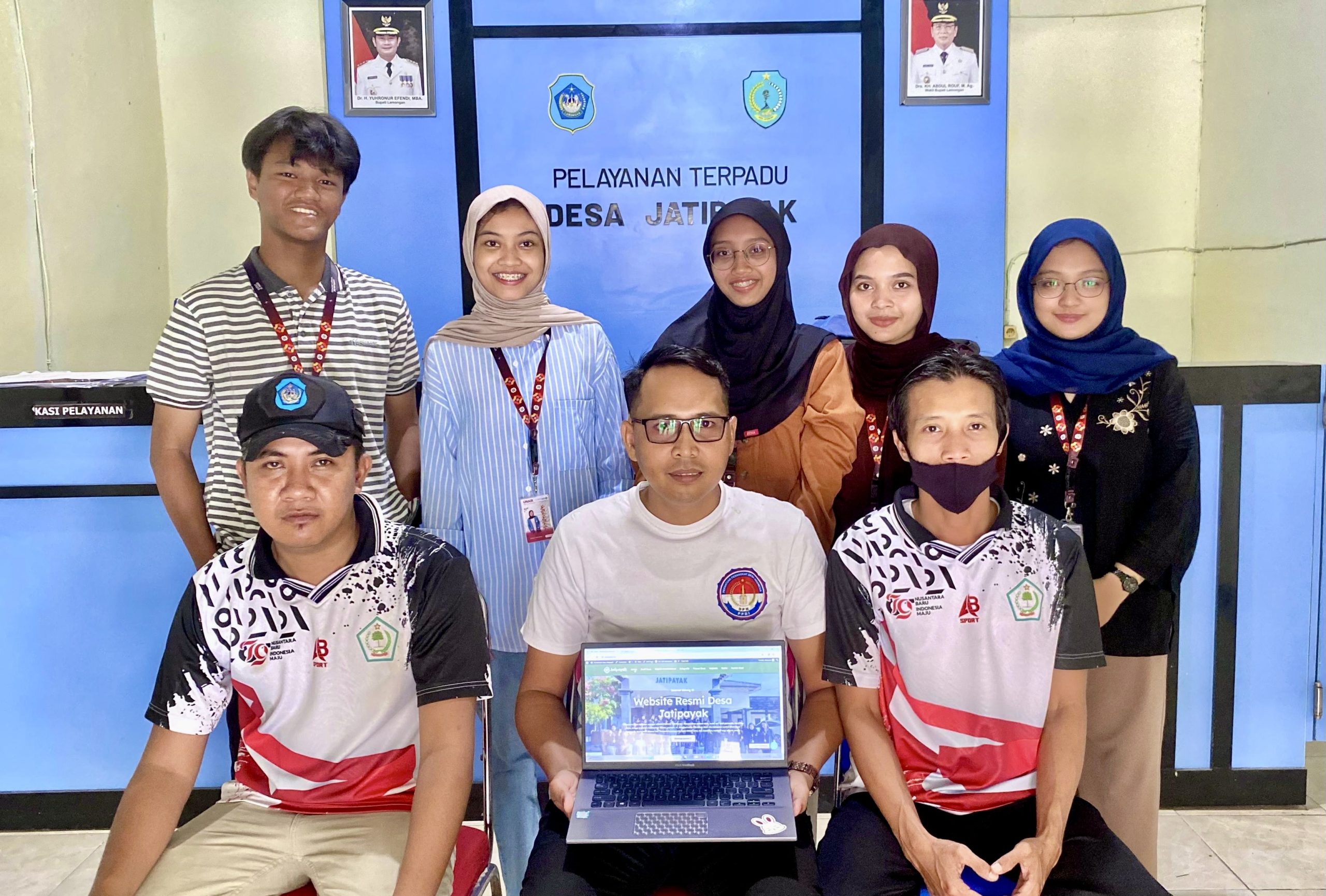 Tim BBK-6 Desa Jatipayak berfoto bersama usai mempresentasikan hasil pengembangan website kepada perangkat desa. (Foto: Tim BBK-6 Desa Jatipayak)