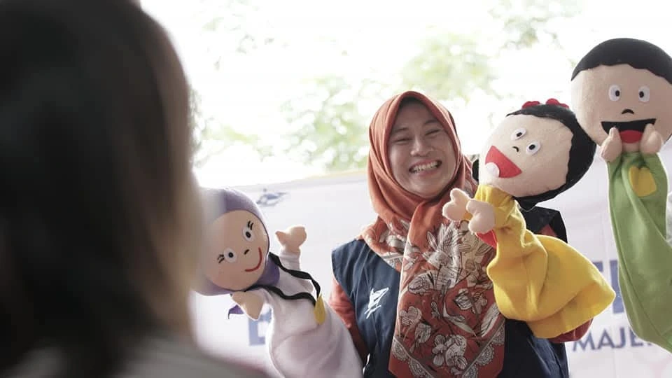 Drg. Zahra, alumna of Universitas Airlangga’s Faculty of Dental Medicine, conducting educational outreach in the Galang Islands (Photo: Courtesy of Source)