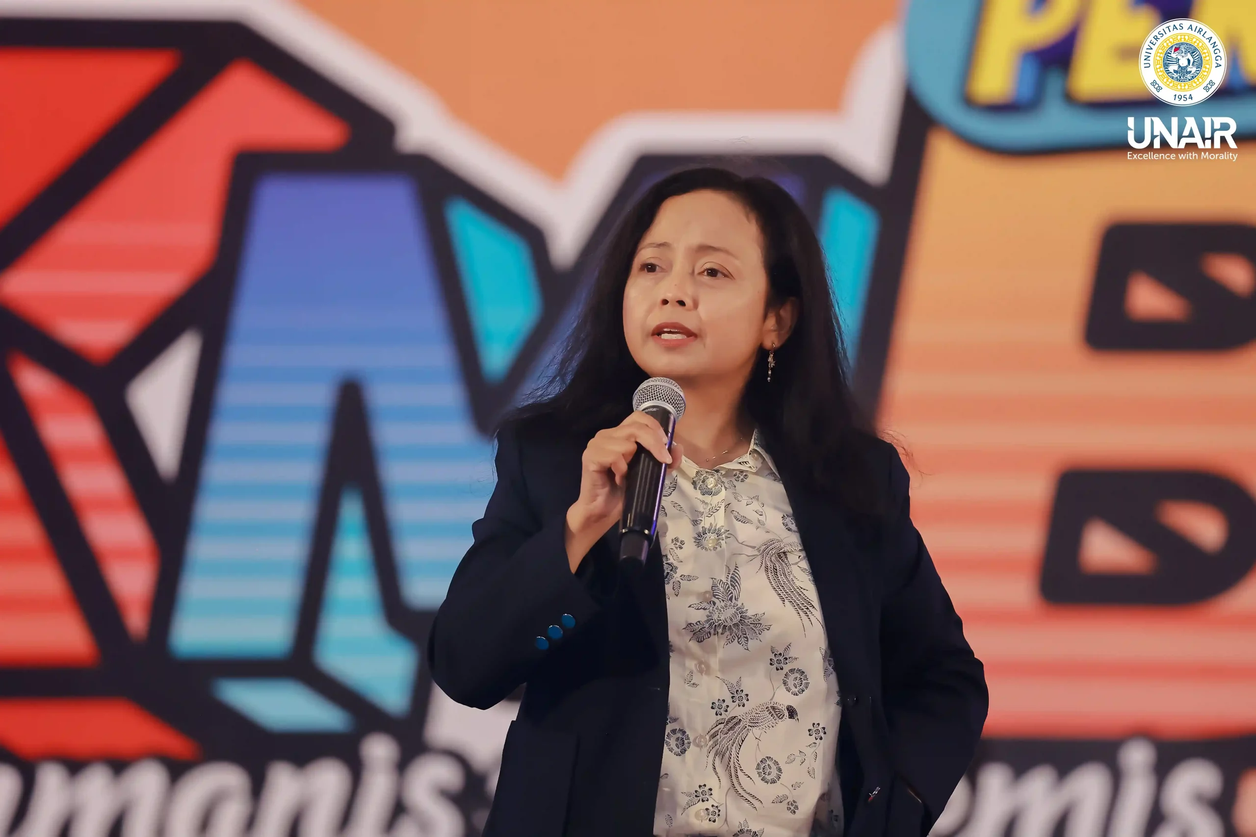Quality Assurance Manager at Apple Inc. and Communication Science alumna of Universitas Airlangga (UNAIR), Ari Sufiati, shares her career journey at Apple Inc. (Photo: PKIP UNAIR)