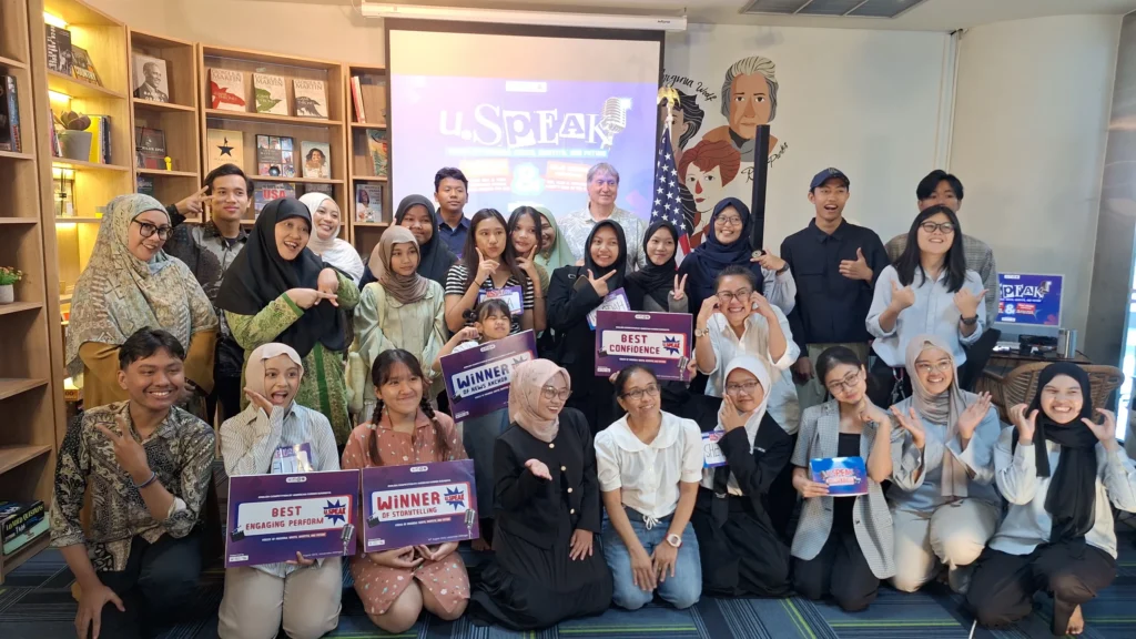 Sesi foto bersama pada kegiatan U.SPEAK oleh American Corner UNAIR pada Sabtu (31/8/2025) (dok: AMCOR UNAIR)