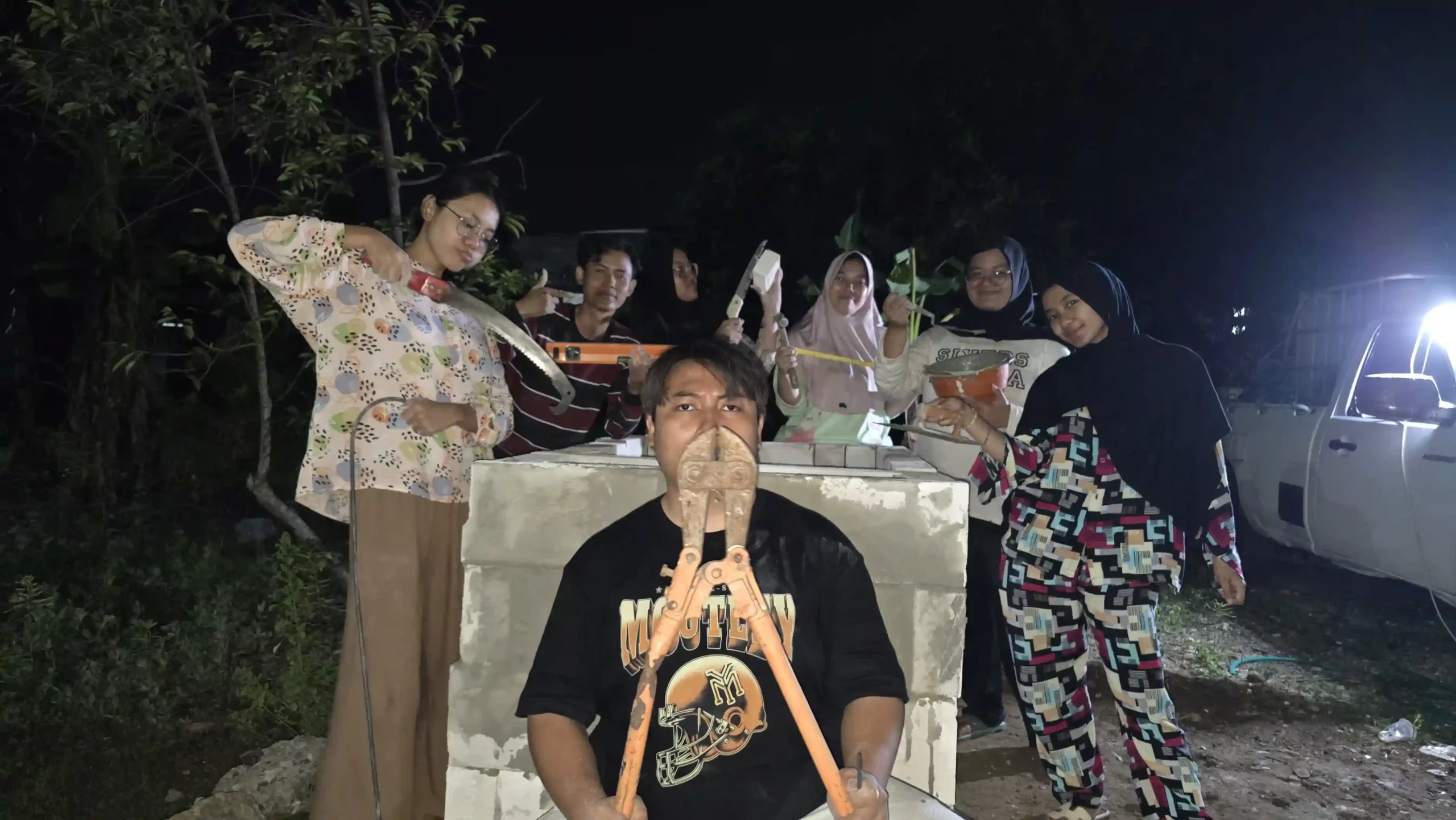 Mahasiswa Kuliah Kerja Nyata Belajar Bersama Komunitas (KKN-BBK) 6 Universitas Airlangga (UNAIR) memperkenalkan inovasi pengelolaan sampah ramah lingkungan melalui program bertajuk Sapu Asap Desa dengan Rocket Stove.