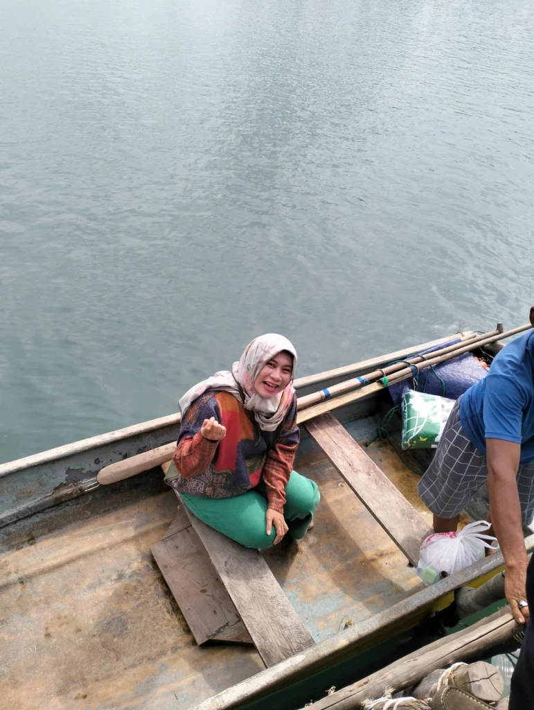 UNAIR Faculty of Dental Medicine alumna, drg. Zahra, brings dental care to remote islands through her “Warung Gigi” initiative (Photo: Courtesy of Source)