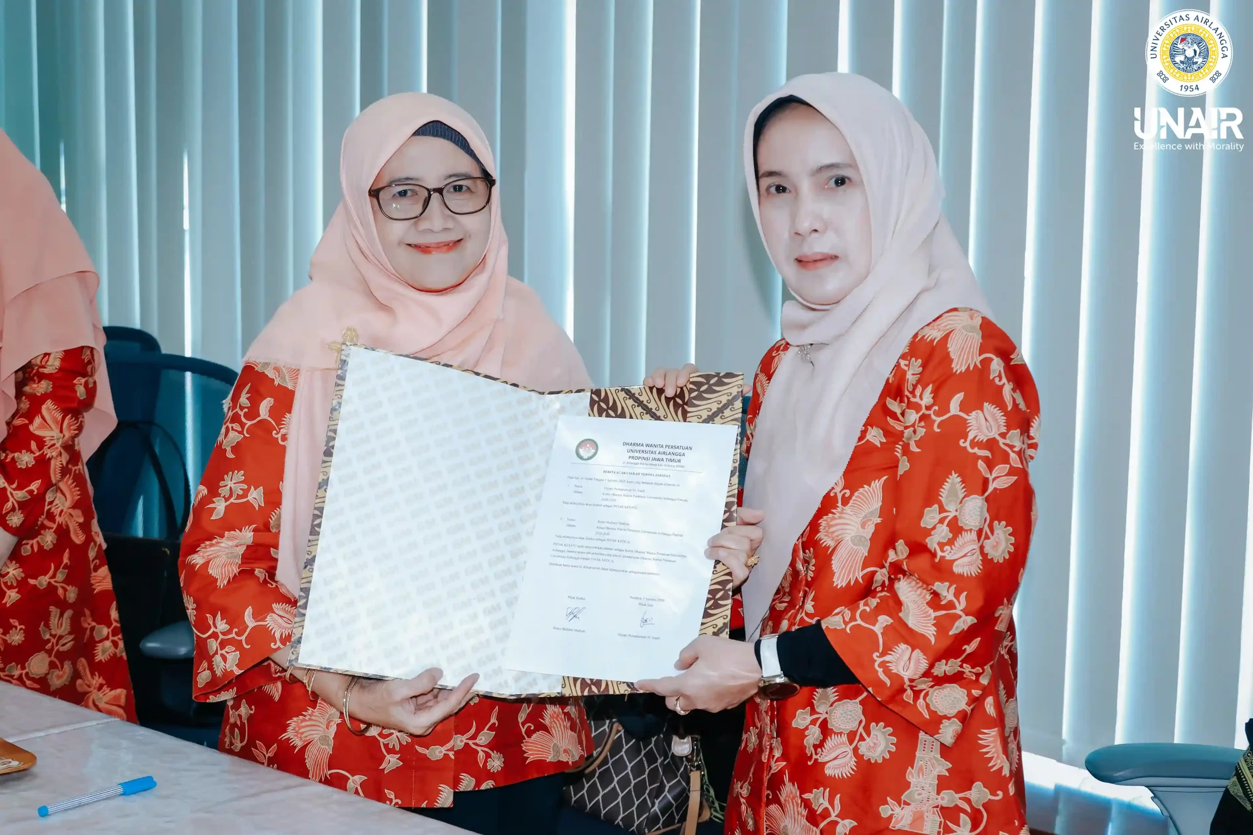 Serah terima jabatan oleh Ketua DWP UNAIR periode 2020-2025 kepada Ketua DWP UNAIR periode 2025-2030 (Foto: PKIP UNAIR)