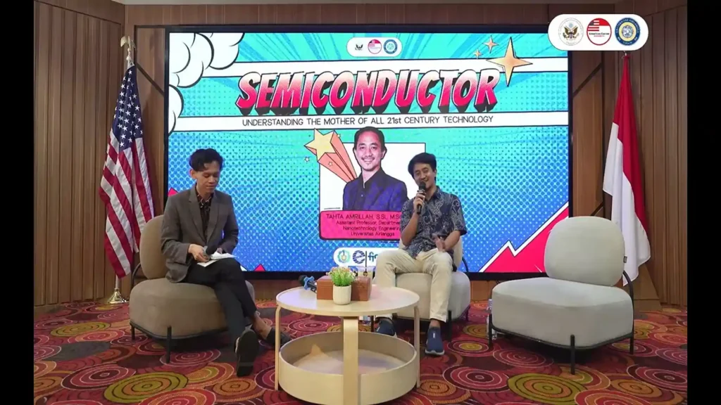 Moderator with speaker Tahta Amrillah, S.Si., M.Sc., Ph.D. (right) (Photo: Screenshot)