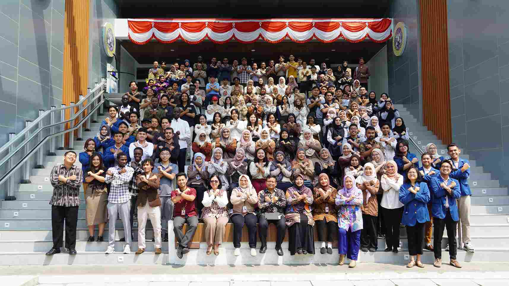 Para mahasiswa dan staf internasional yang terlibat dalam SEGTA 2025 berfoto bersama (Foto: Humas FTMM)