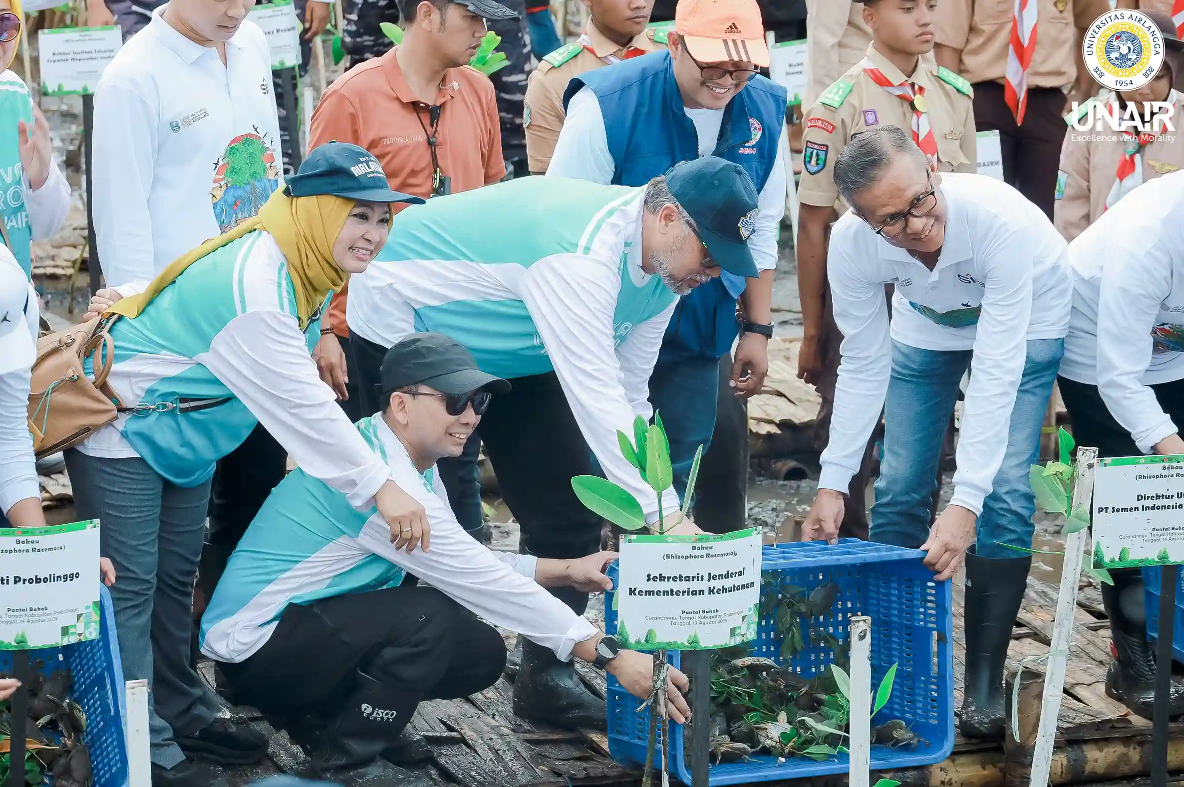 UNAIR Vice Rector Prof. Amin Alamsjah with IKA UNAIR leaders after a mangrove planting session at the 7th Mangrove Festival. (Photo: PKIP UNAIR)