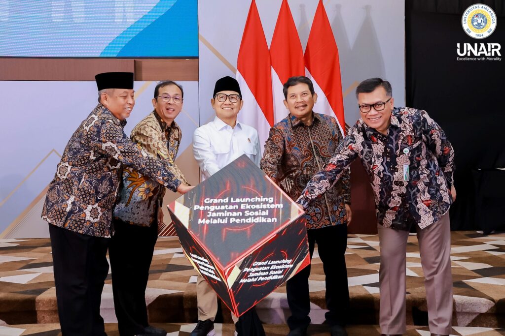 Rektor UNAIR, Prof Madyan SE MSi MFin bersama Menteri Koordinator Bidang Pemberdayaan Masyarakat, Abdul Muhaimin Iskandar beserta jajaran saat Me-launching Penguatan Ekosistem Jaminan Sosial Melalui Pendidikan, Kamis (14/8/2025) (foto: PKIP UNAIR)