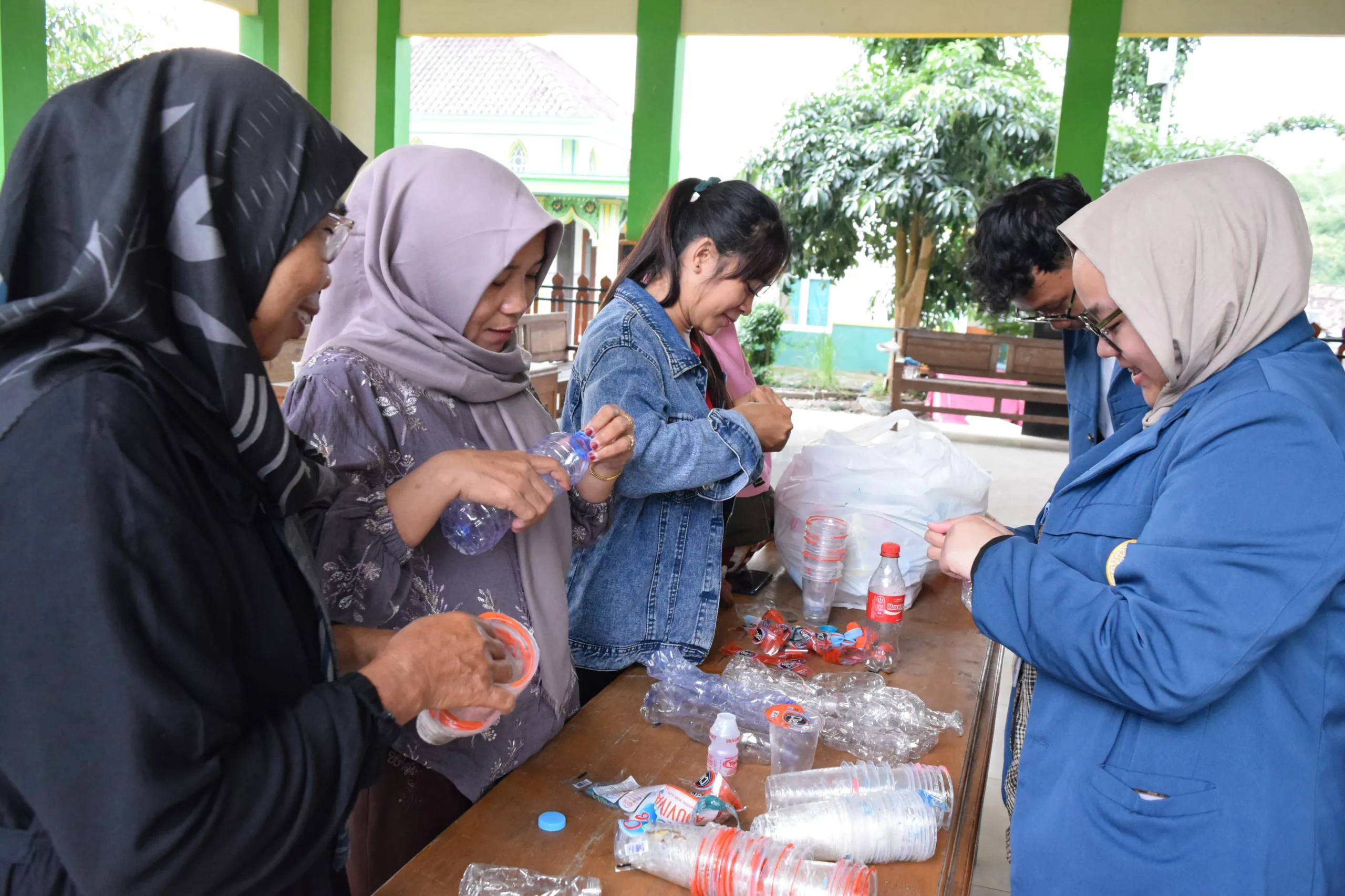 Mahasiswa BBK 6 Desa Kedungrejo sedang memilah sampah dan mengolah sampah bersama warga. (foto: narasumber)