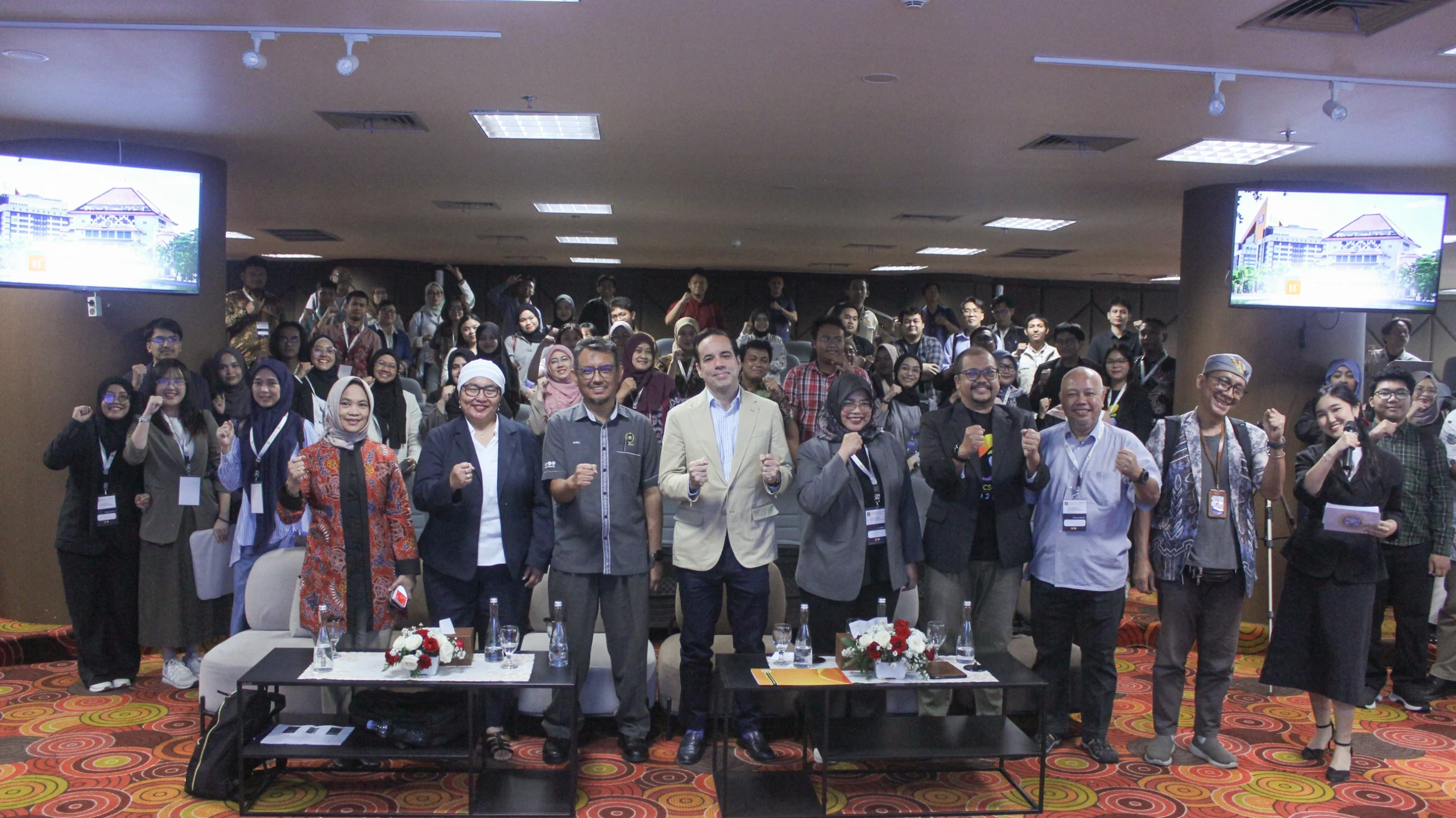 Sesi foto bersama pada acara The 11th International Conference on Contemporary Social and Political Affairs (ICoCSPA) pada Rabu (27/8/2025) (Foto: Istimewa)