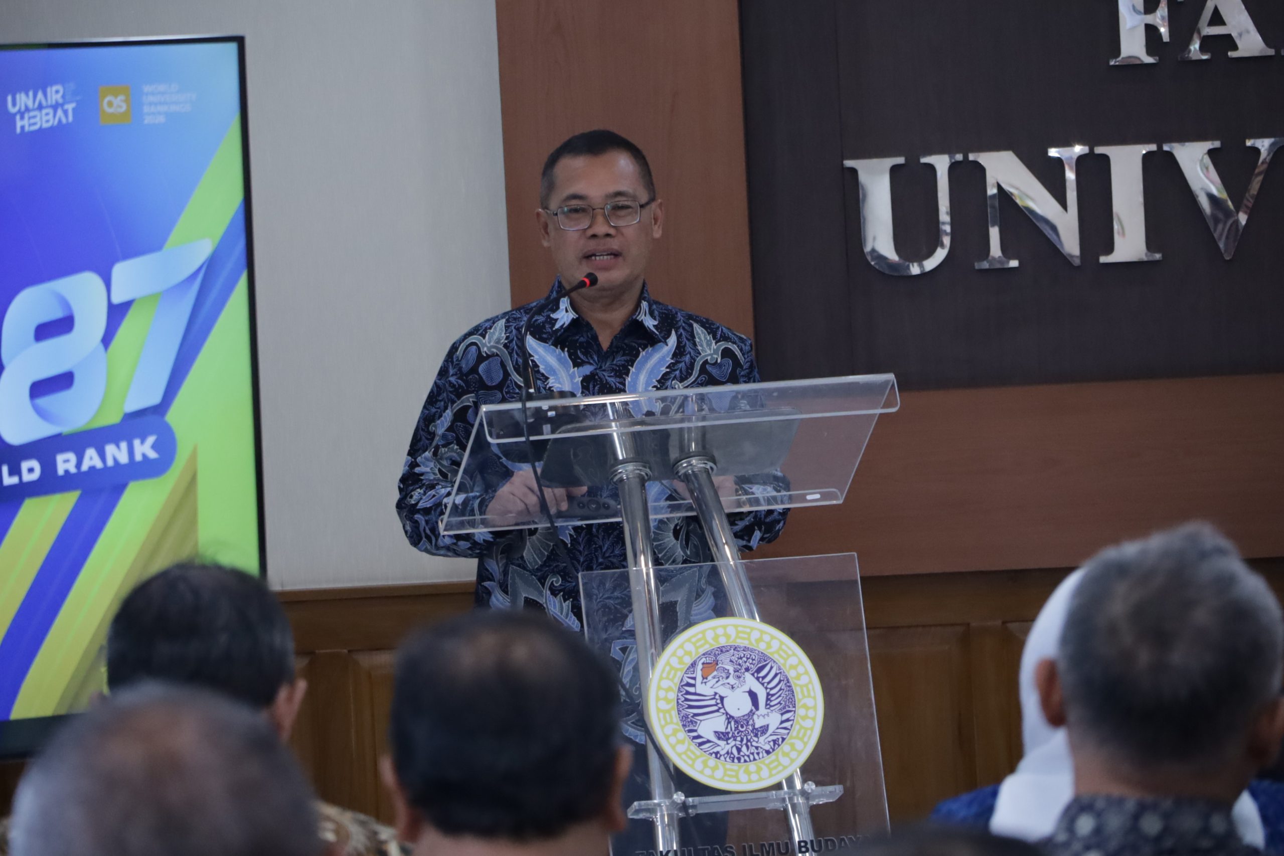 Dekan FIB UNAIR, Prof Dr Purnawan Basundoro SS MHum saat memberikan sambutannya. (Foto: PKIP UNAIR)