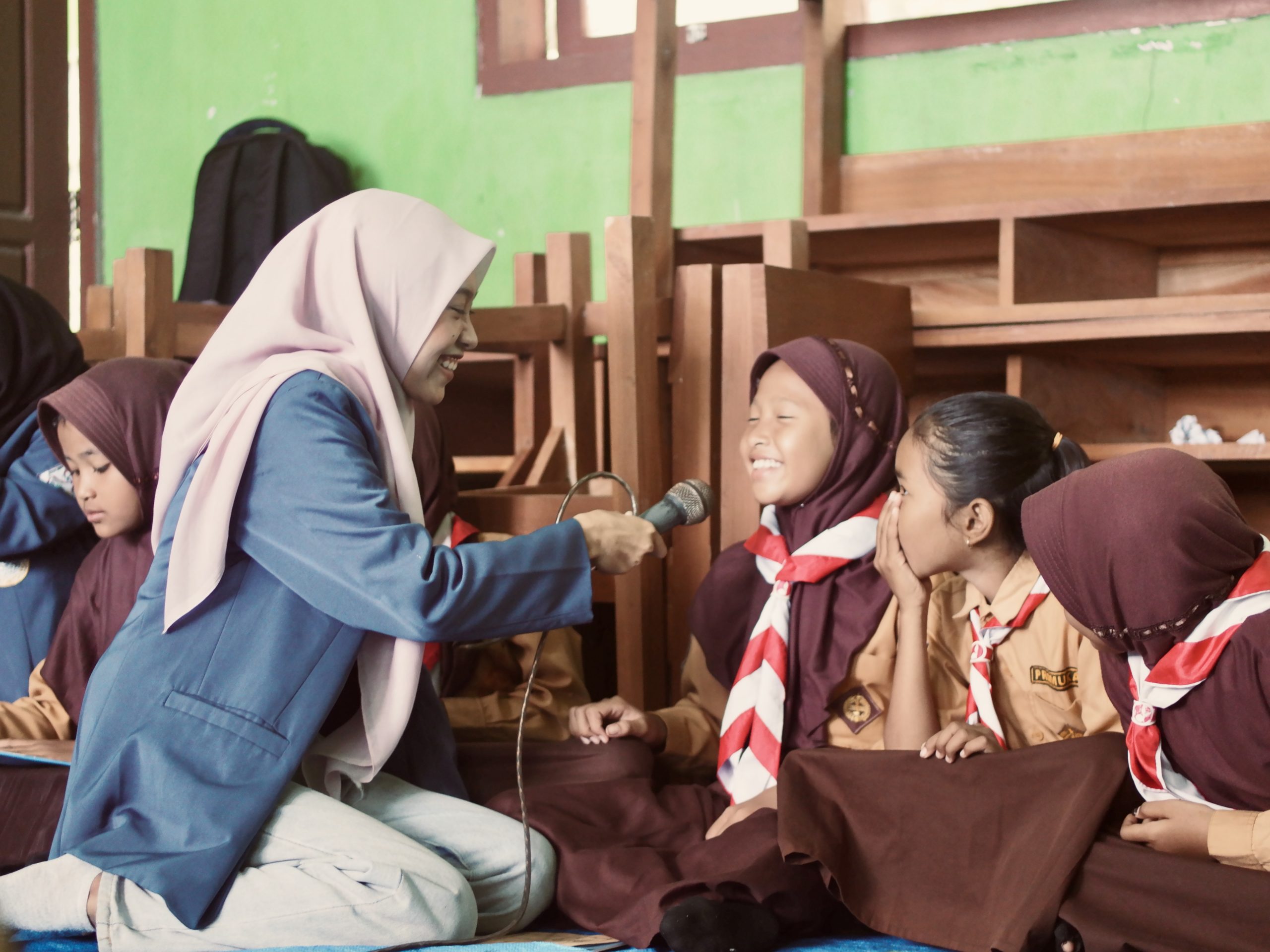 Levy Martdiana, selaku pemateri, saat melakukan diskusi interaktif bersama siswa SDN 04 Kendalrejo. (Foto: Istimewa)