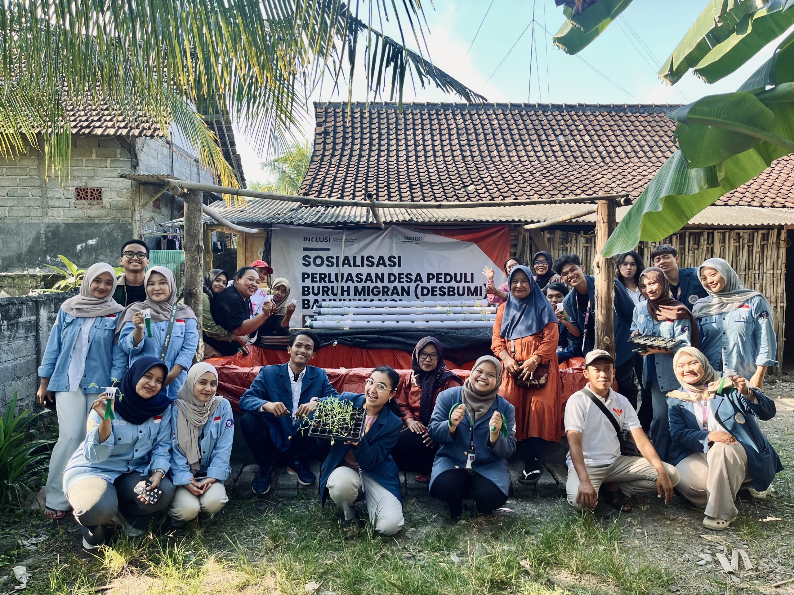 Dokumentasi bersama Ibu Pelangi Migran Desa Kendalrejo dan Mahasiswa UNAIR usai kegiatan penyemaian akuaponik. (Foto: Istimewa).