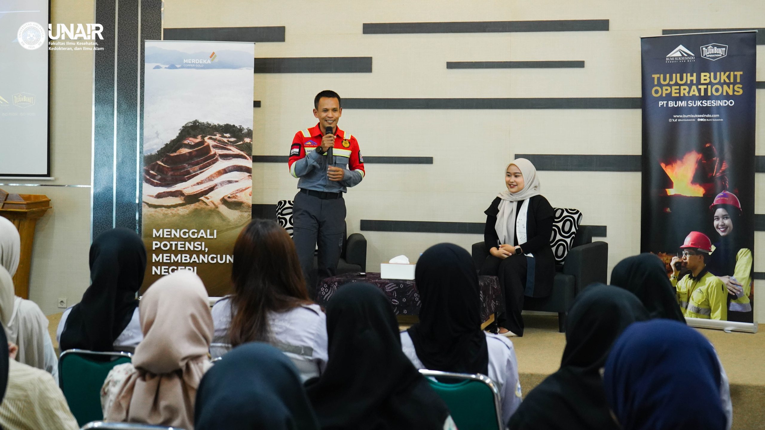 Sesi penyampaian materi oleh Sukadi, Amd Kep S.KM M Kes mengenai keselamatan pertambangan. (Foto: UKIP FIKKIA)