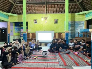 Mahasiswa Kuliah Kerja Nyata (KKN-BBK) 6 Universitas Airlangga yang bertugas di Desa Mungli, Kecamatan Kalitengah, Kabupaten Lamongan, menyelenggarakan pelatihan desain grafis menggunakan aplikasi Canva (Foto: Istimewa)