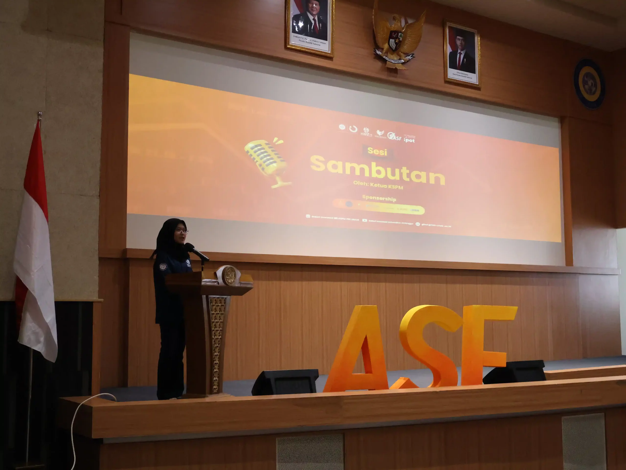 Ketua KSPM FEB UNAIR, Dhilla Avrylia Utomo memberi sambutan (Foto: Istimewa)