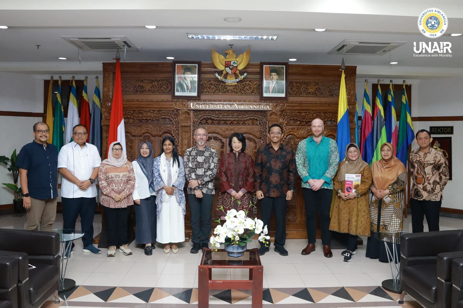 UNAIR Rector, Vice Rectors, Murdoch University leadership, and the Consulate General of Surabaya pose for a photo, Tuesday (Aug. 19, 2025). (Photo: PKIP UNAIR)