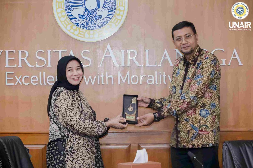 Wakil Rektor Bidang Sumber Daya Dr Ardianto SE MSi Ak CMA CA bersama Wakil Ketua BPP UNDIP Prof Dr Kholis Roisah SH MHum (Foto: PKIP UNAIR)