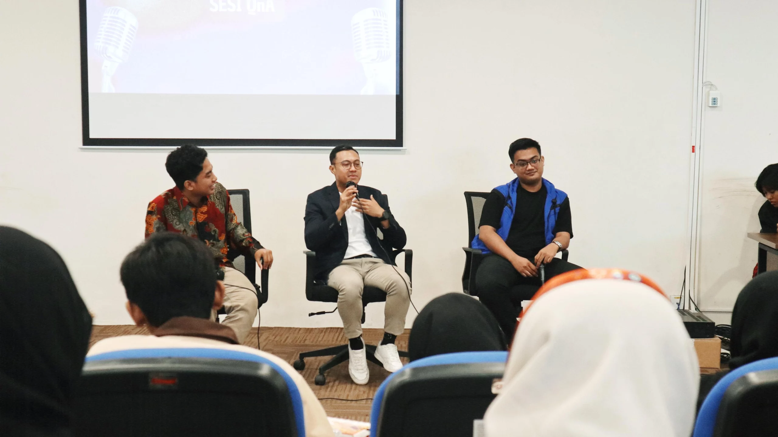 Potret Abdur Rouf (Kiri), Ario Wibowo (Tengah) , dan Muhammad Hafizh Athari (Kanan) pada Sesi Penyampaian Materi Public Speaking. (Foto: Nafiesa Zahra)