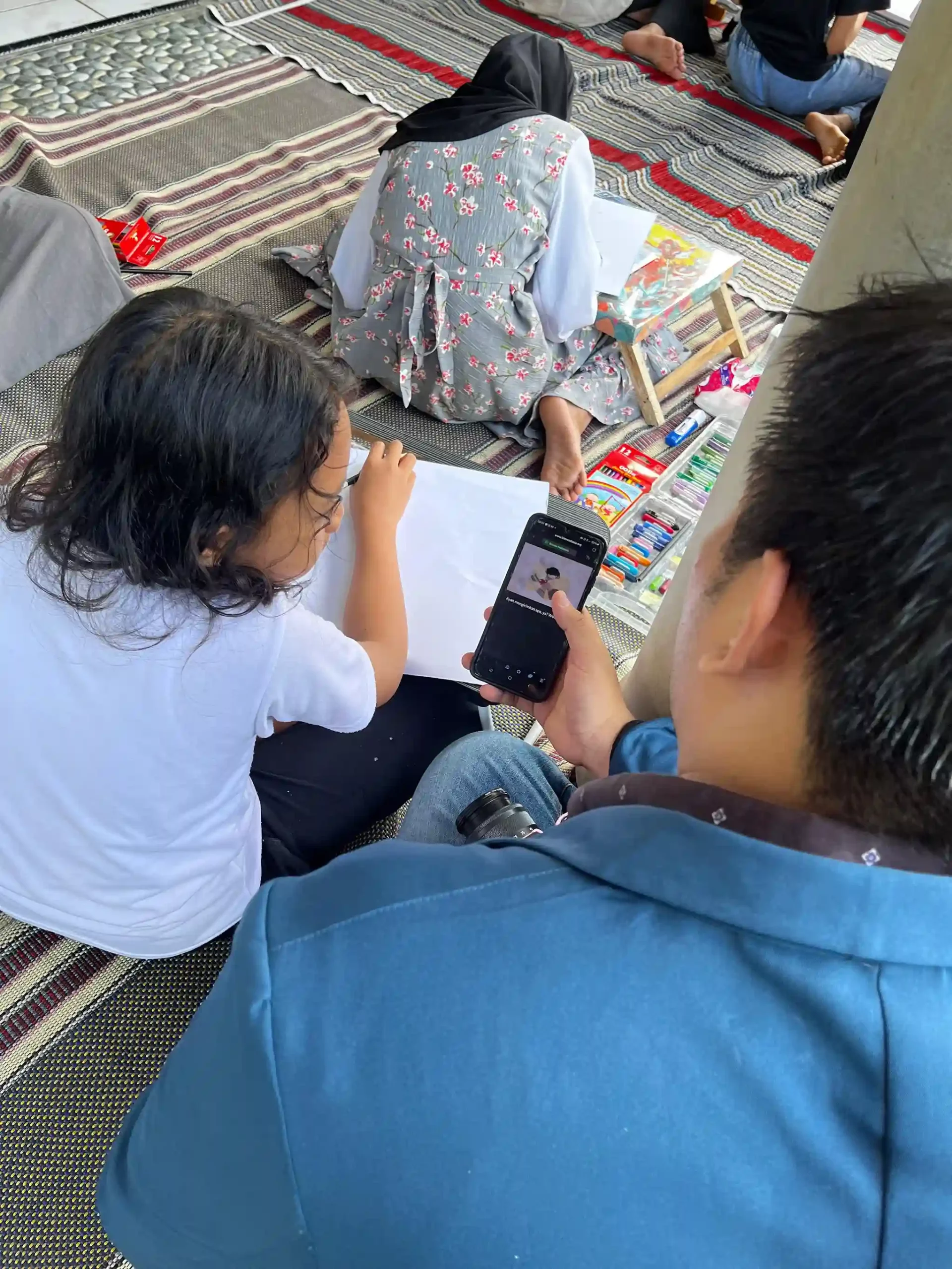 Mahasiswa Universitas Airlangga (UNAIR) yang tergabung dalam program Kuliah Kerja Nyata (KKN) Belajar Bersama Komunitas (BBK) 6 menyelenggarakan lomba literasi dan mewarnai di Dusun Krajan I, Desa Setail, Kecamatan Genteng