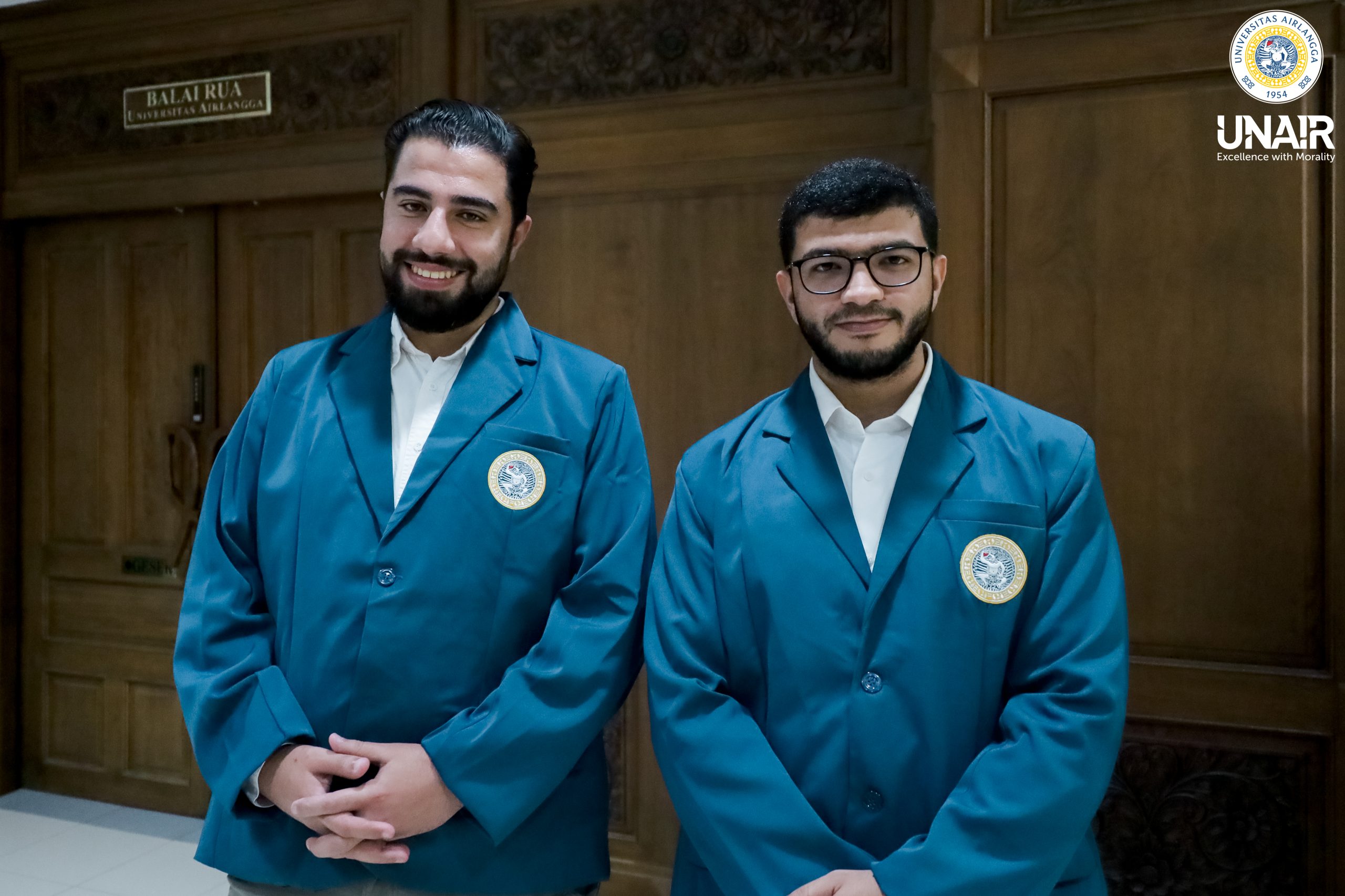 Dua mahasiswa asal Palestina, Ahmed Eliaan Syakir Abuajwa dan Ibrahim M. M. Abusalem, resmi memulai pendidikan jenjang spesialis di UNAIR (Foto: PKIP UNAIR)