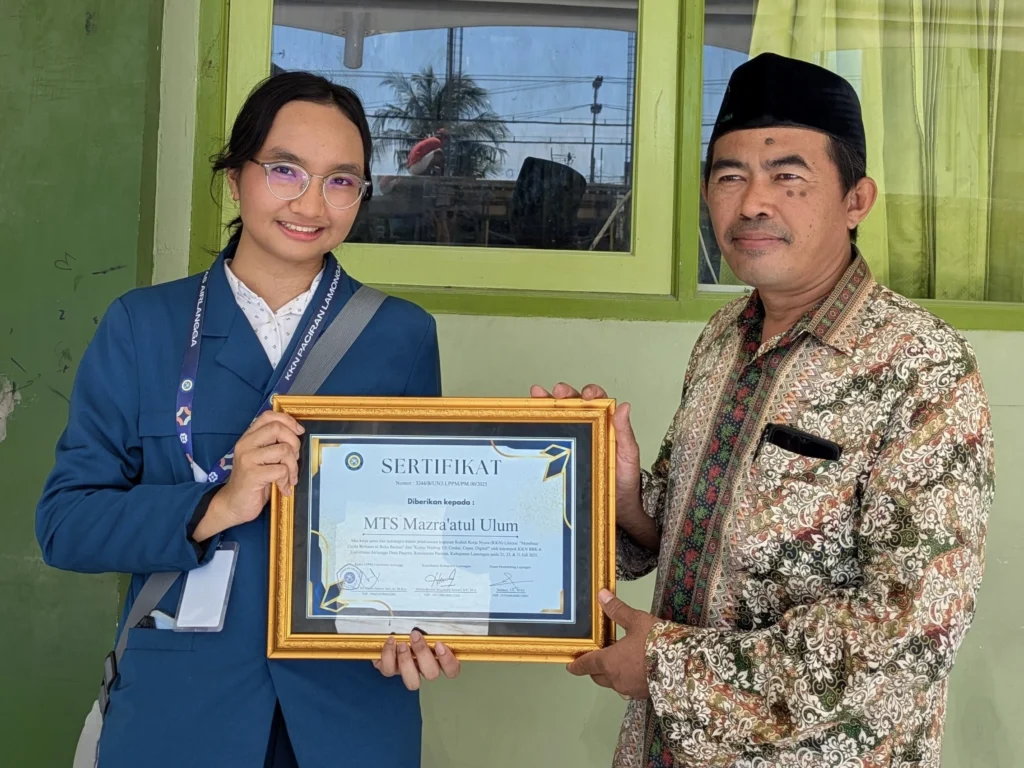 Certificate of appreciation presented to MTs Mazra’atul Ulum Paciran Headmaster. (Photo: KKN-BBK UNAIR)