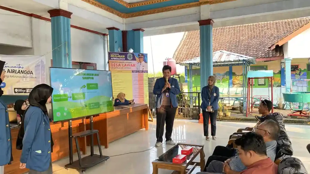 UNAIR BBK students deliver educational materials to Lawak Village residents (Photo: By courtesy)