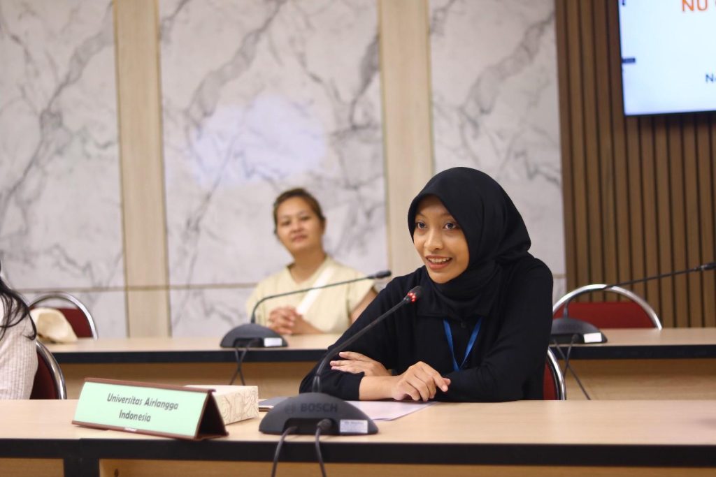 Azza, mahasiswi Keperawatan UNAIR, yang jalani program pertukaran pelajar di Thailand (Foto: Istimewa)
