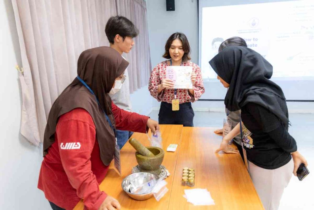 Azza, mahasiswi Keperawatan UNAIR, yang jalani program pertukaran pelajar di Thailand (Foto: Istimewa)