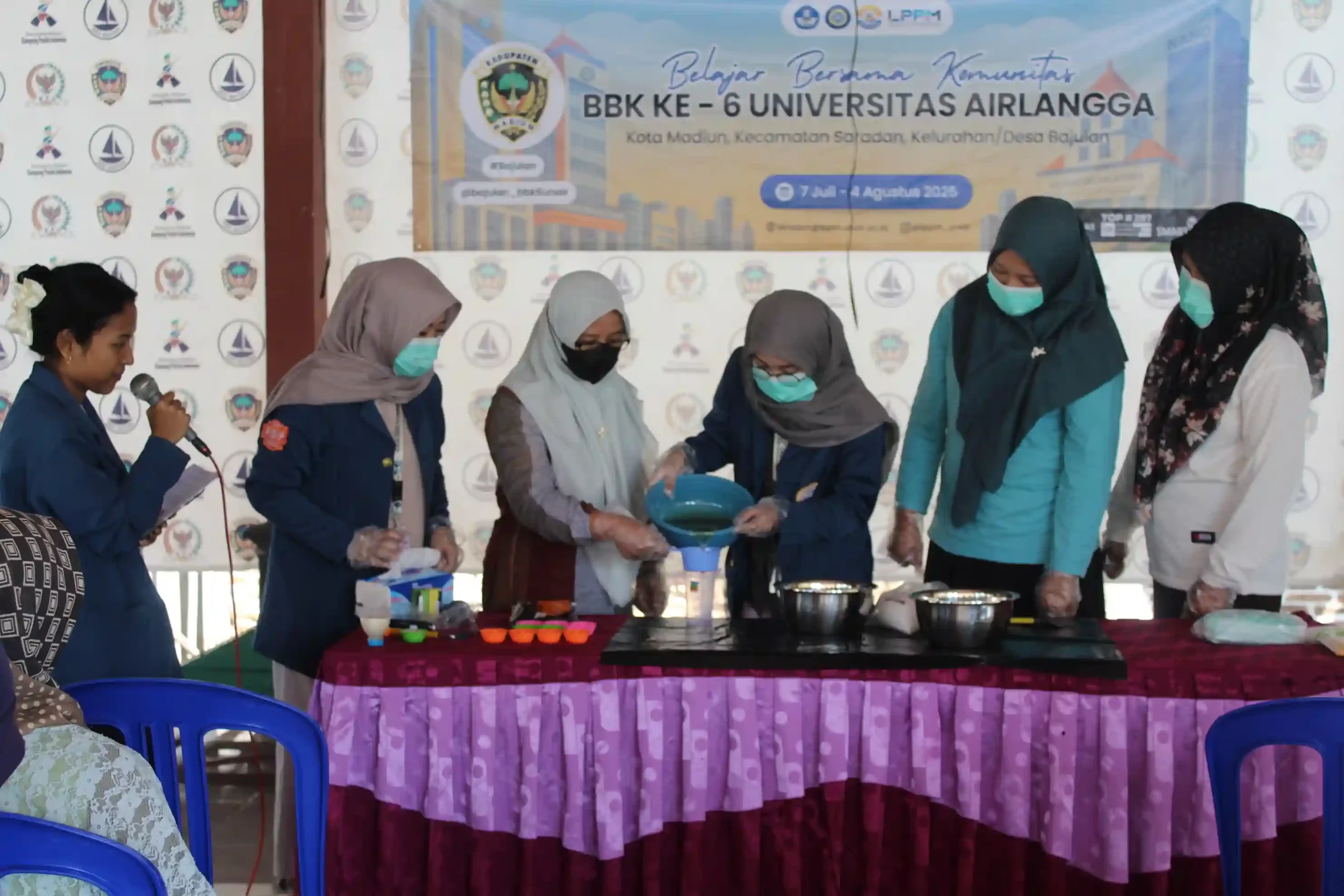 Mahasiswa Universitas Airlangga (UNAIR) yang mengikuti KKN BBK 6 menyelenggarakan program JELITA (Jelantah Jadi Sabun Cuci Tangan) di Desa Bajulan (Foto: Istimewa)
